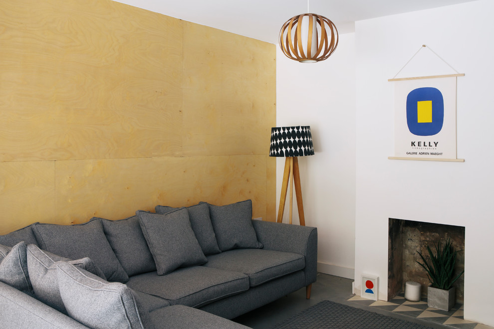 Skandinavisches Wohnzimmer mit weißer Wandfarbe, Betonboden, Kamin, Kaminumrandung aus Beton und grauem Boden in London