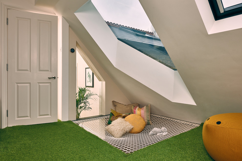 Großer, Fernseherloser, Offener Moderner Hobbyraum ohne Kamin mit weißer Wandfarbe, Teppichboden und grünem Boden in London