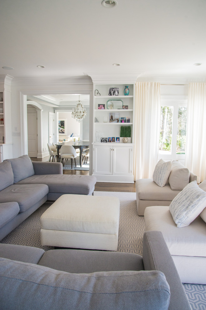 Источник вдохновения для домашнего уюта: открытая гостиная комната среднего размера в стиле модернизм с белыми стенами, темным паркетным полом и телевизором на стене