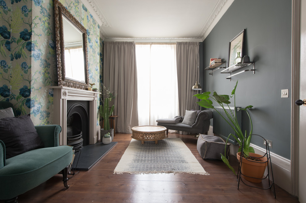 Idéer för att renovera ett mellanstort vintage vardagsrum, med blå väggar, mellanmörkt trägolv, en standard öppen spis, en spiselkrans i metall och brunt golv
