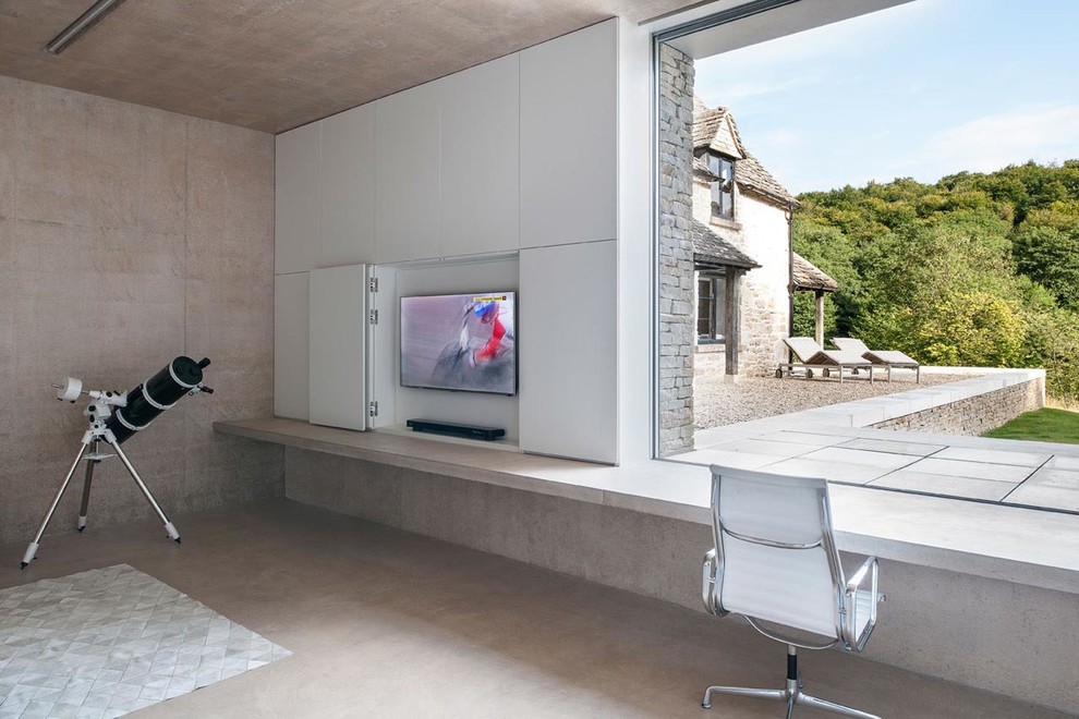 Idée de décoration pour une salle de séjour minimaliste fermée avec un téléviseur fixé au mur.