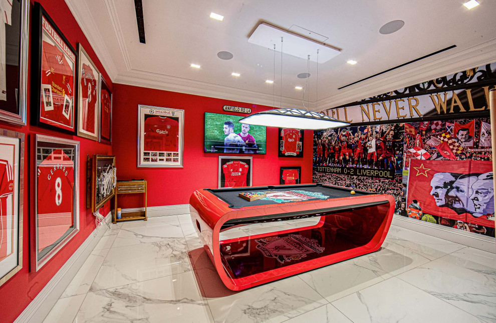 Ejemplo de sala de juegos en casa actual grande con paredes rojas, televisor colgado en la pared y suelo gris