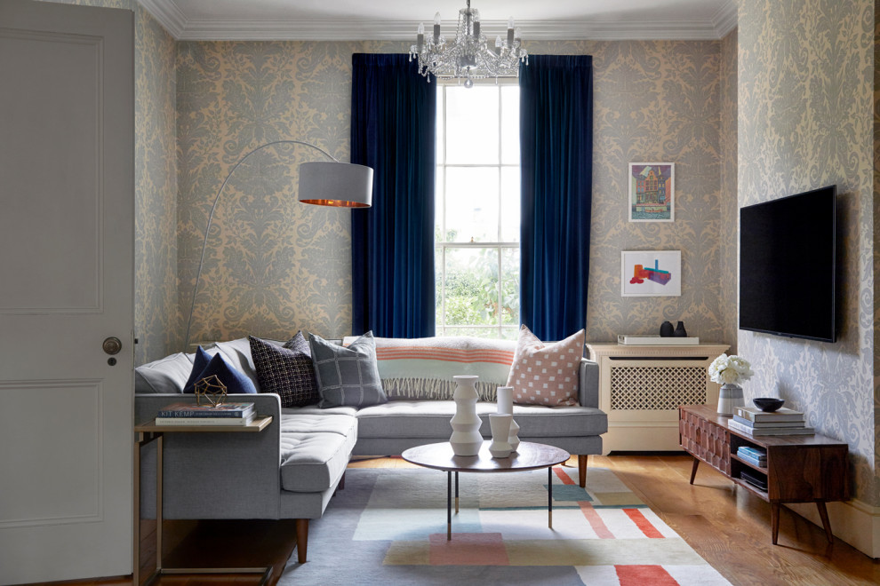 Klassisches Wohnzimmer mit grauer Wandfarbe, braunem Holzboden, TV-Wand und braunem Boden in London
