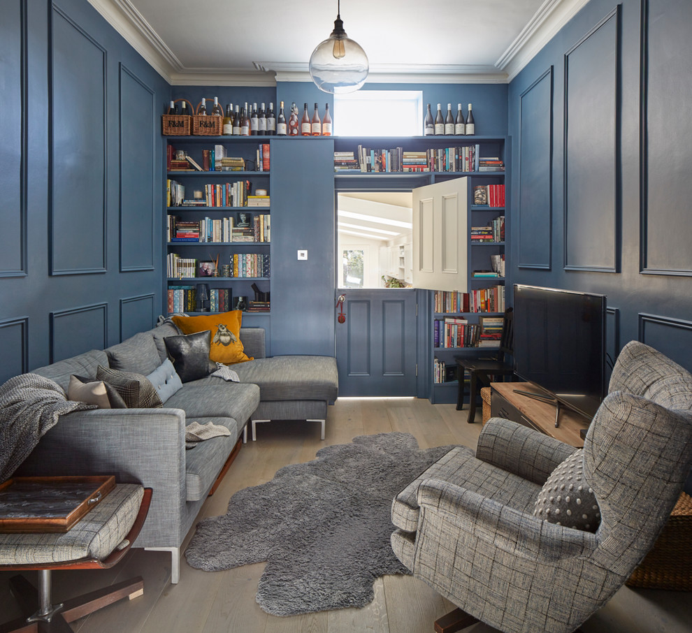 Exemple d'une salle de séjour chic fermée avec un mur bleu, parquet clair, un téléviseur indépendant et un sol beige.
