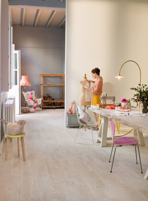 Ejemplo de sala de estar contemporánea con paredes beige y suelo de madera clara