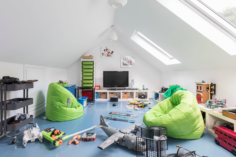 Aménagement d'une salle de séjour contemporaine avec un mur blanc, un sol bleu, salle de jeu, un sol en linoléum et un téléviseur indépendant.