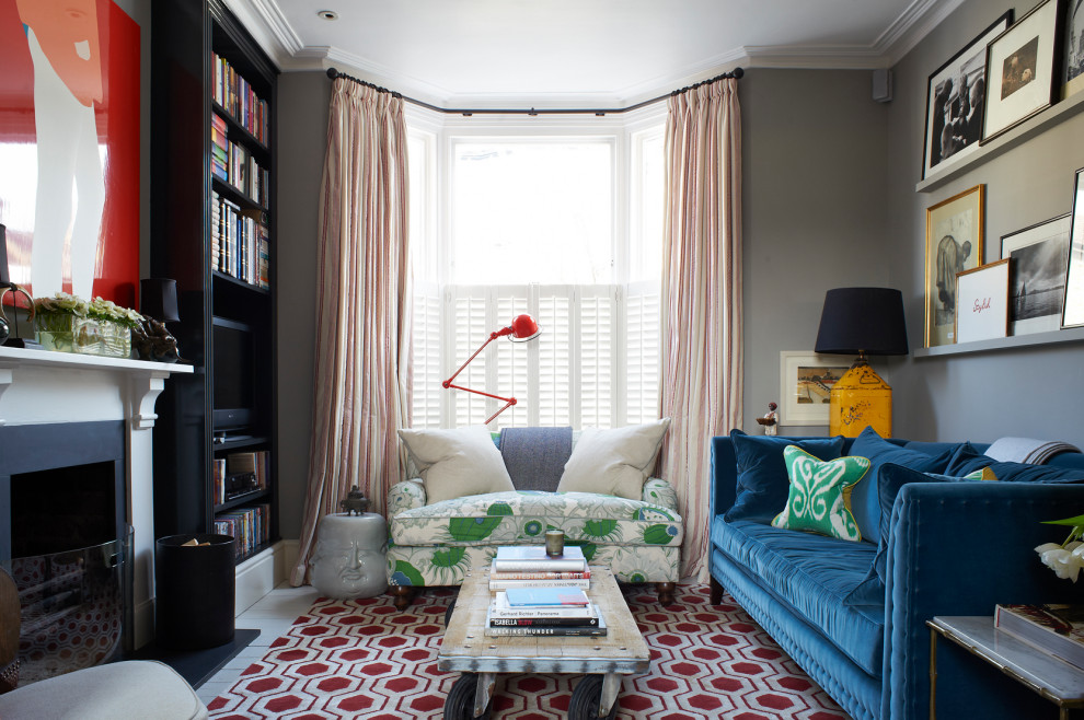 Источник вдохновения для домашнего уюта: изолированная гостиная комната в стиле неоклассика (современная классика) с серыми стенами, деревянным полом, белым полом и синим диваном