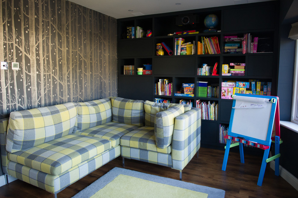 Cette image montre une salle de séjour design avec salle de jeu, un mur bleu et un téléviseur fixé au mur.
