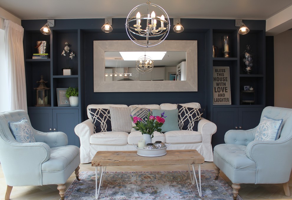 Foto de sala de estar abierta campestre de tamaño medio sin televisor con paredes azules y suelo de madera clara