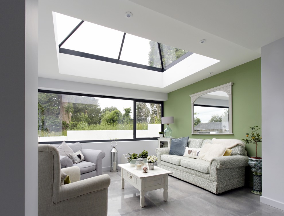 Idée de décoration pour une salle de séjour minimaliste de taille moyenne et ouverte avec un mur vert, sol en stratifié et un sol vert.