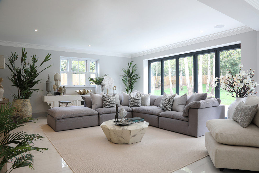 Offenes, Großes Modernes Wohnzimmer mit weißer Wandfarbe und weißem Boden in Berkshire