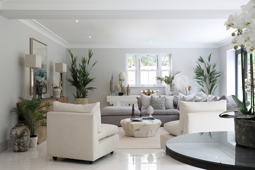 Ispirazione per un grande soggiorno design aperto con pareti bianche e pavimento bianco