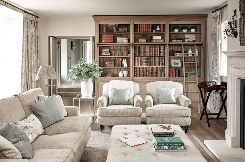 Idées déco pour une salle de séjour classique fermée avec une bibliothèque ou un coin lecture, un mur beige, parquet clair et une cheminée standard.