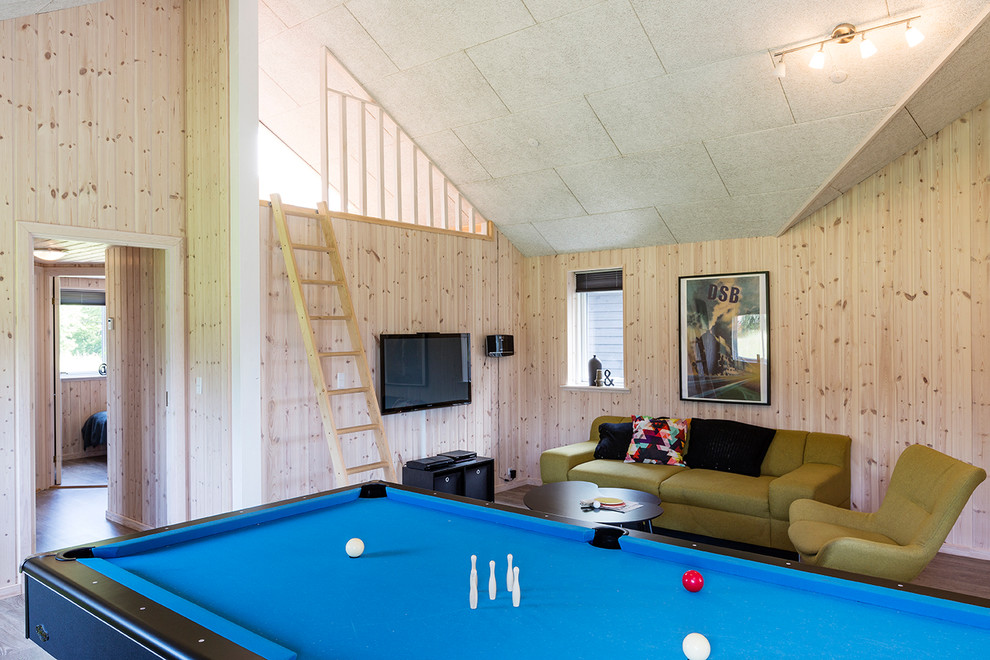 Exemple d'une salle de séjour scandinave de taille moyenne et ouverte avec un mur beige, un sol en bois brun, un téléviseur fixé au mur et aucune cheminée.