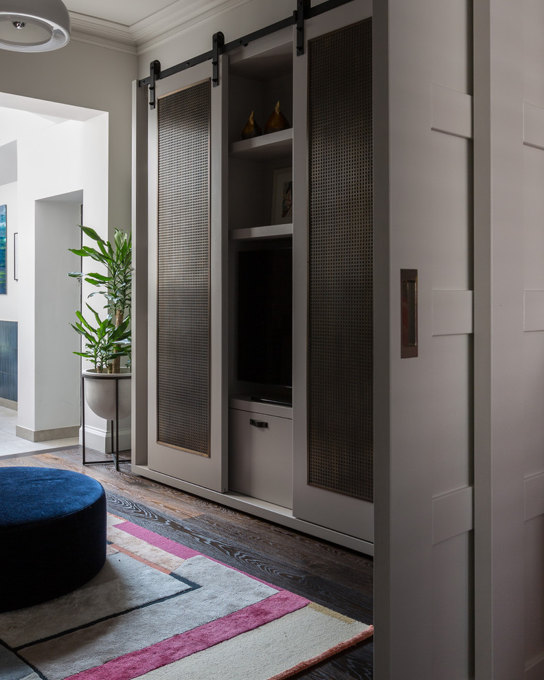 Идея дизайна: гостиная комната среднего размера в современном стиле с серыми стенами и мультимедийным центром