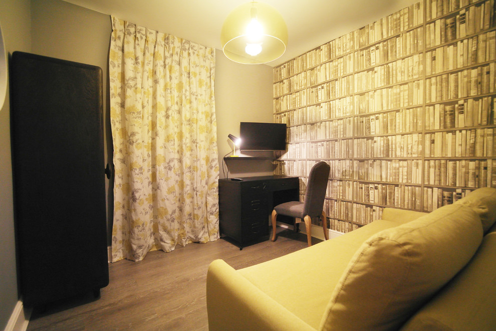 Cette photo montre une salle de séjour tendance de taille moyenne et fermée avec une bibliothèque ou un coin lecture, un mur gris, parquet foncé et un téléviseur fixé au mur.