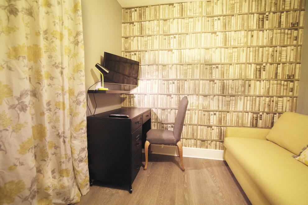 Пример оригинального дизайна: изолированная гостиная комната среднего размера в современном стиле с с книжными шкафами и полками, серыми стенами, темным паркетным полом и телевизором на стене