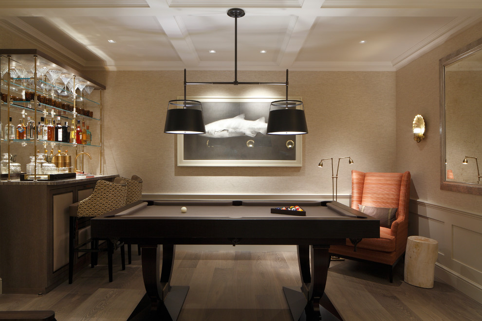 Diseño de sala de estar contemporánea de tamaño medio con paredes beige, suelo de madera en tonos medios y suelo marrón