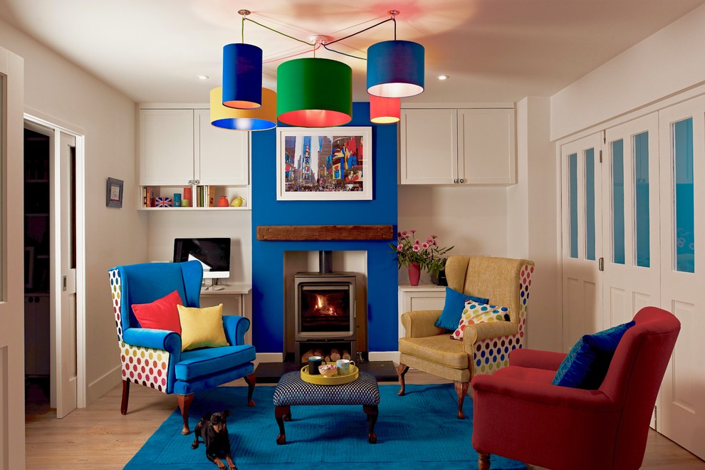 Exempel på ett mellanstort eklektiskt separat vardagsrum, med blå väggar, vinylgolv, en öppen vedspis, en spiselkrans i sten och brunt golv