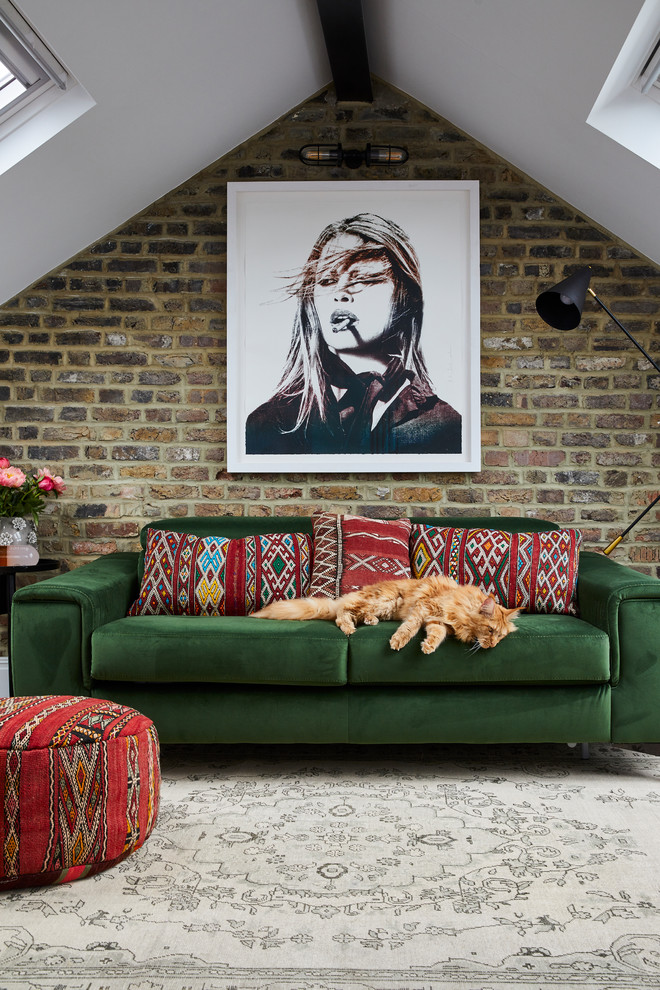 ロンドンにあるコンテンポラリースタイルのおしゃれなファミリールーム (茶色い壁) の写真