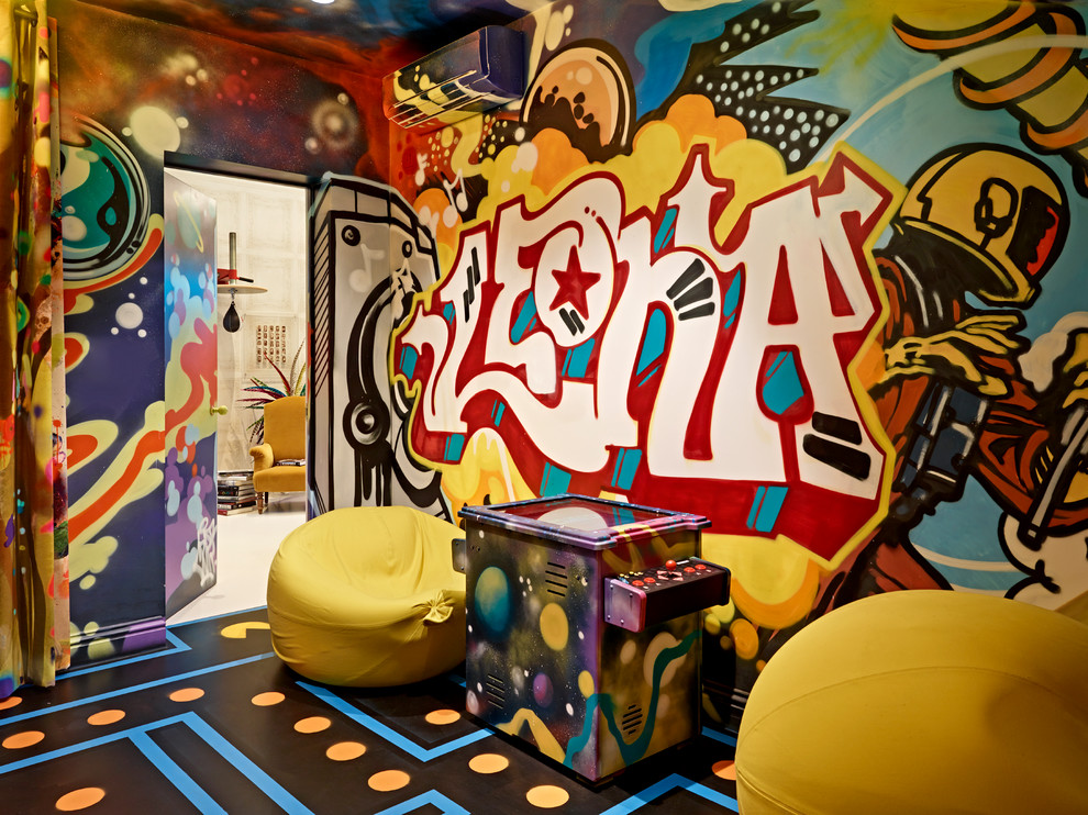 Exemple d'une salle de séjour éclectique fermée et de taille moyenne avec salle de jeu, un mur multicolore, sol en stratifié et un sol multicolore.