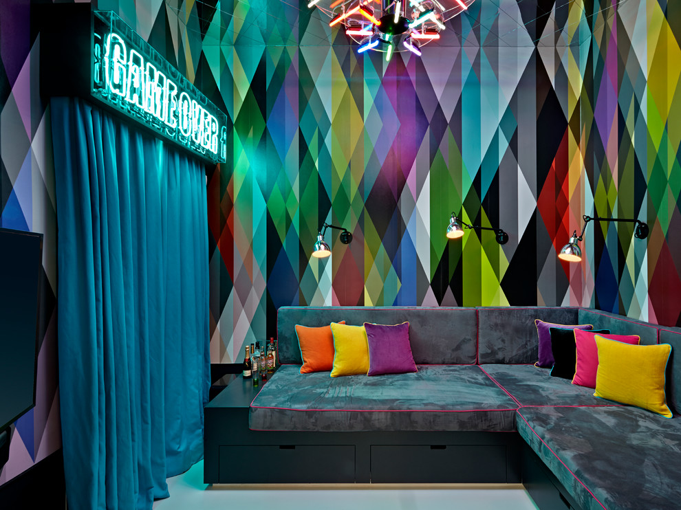 ロンドンにあるエクレクティックスタイルのおしゃれな独立型ファミリールーム (ゲームルーム、マルチカラーの壁、壁掛け型テレビ、白い床) の写真