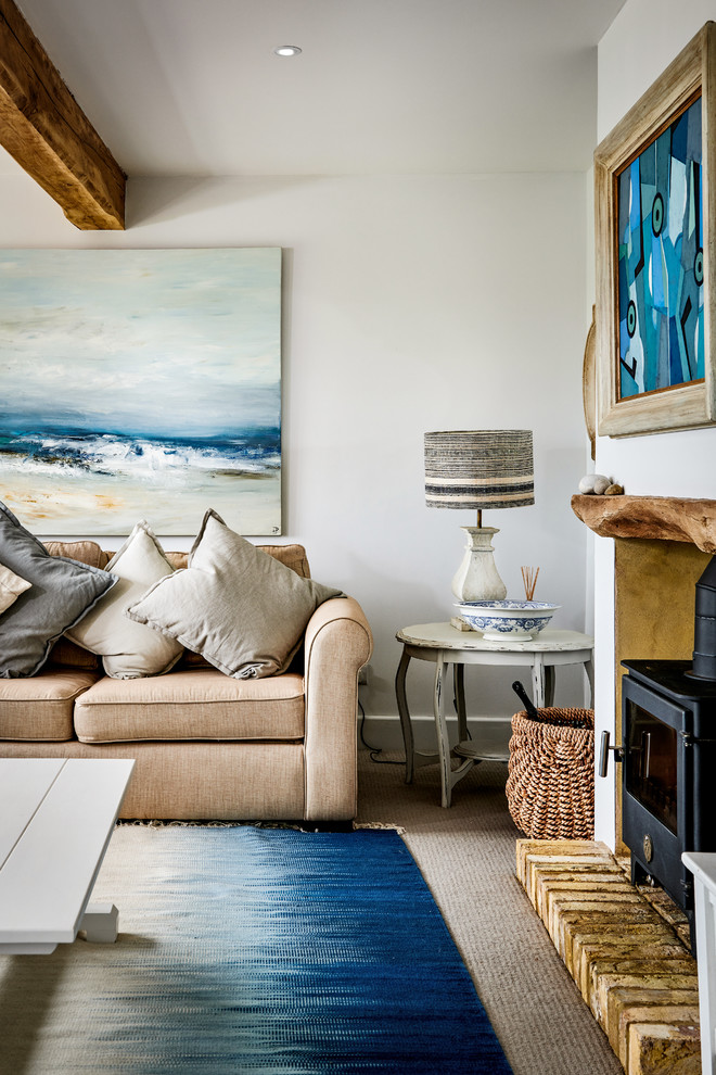 Imagen de sala de estar con rincón musical cerrada marinera de tamaño medio con paredes blancas, moqueta y suelo beige