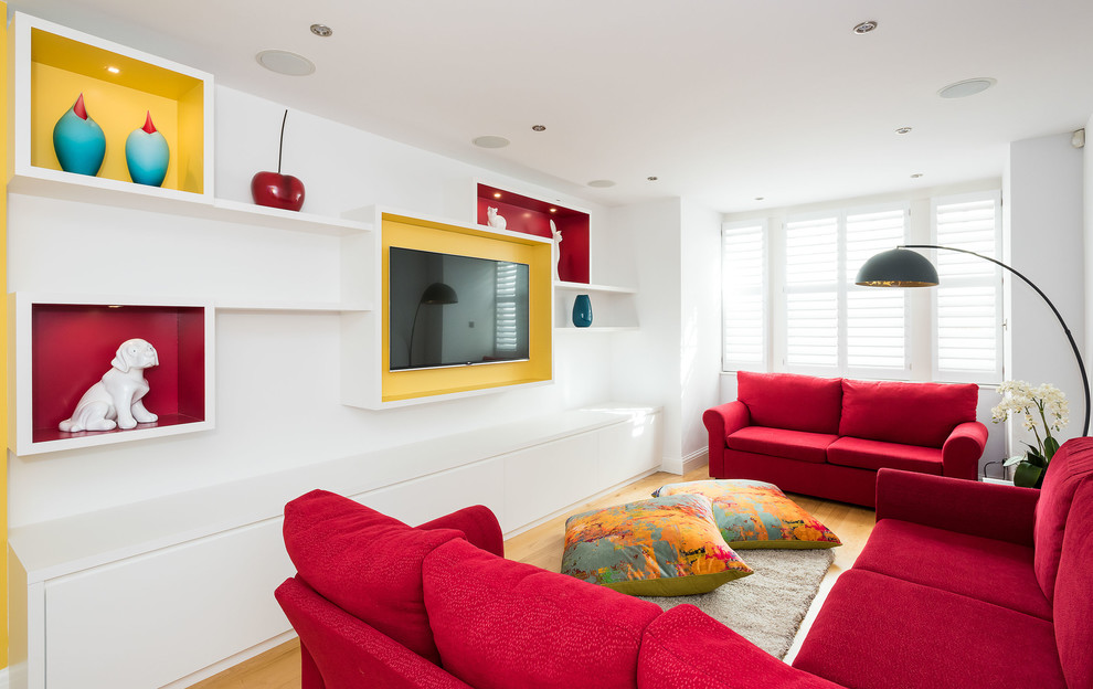 На фото: изолированная гостиная комната среднего размера в современном стиле с белыми стенами, телевизором на стене, светлым паркетным полом и бежевым полом с