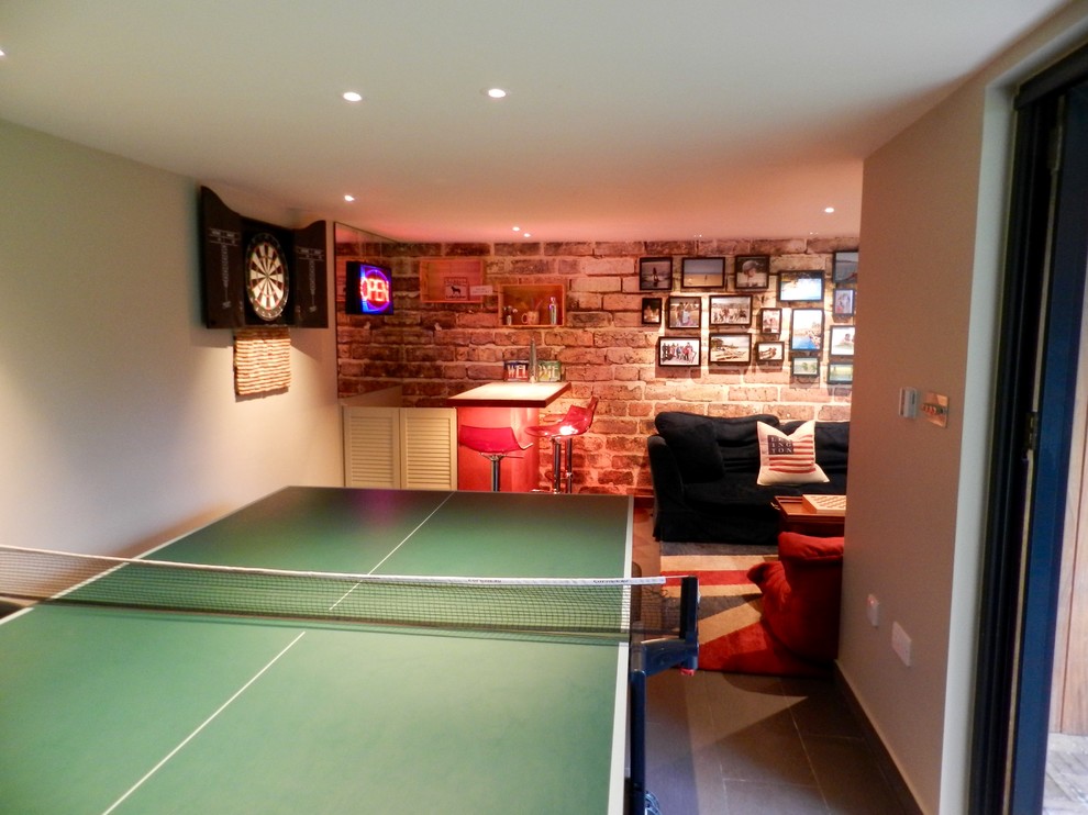 ロンドンにある低価格の小さなコンテンポラリースタイルのおしゃれな独立型ファミリールーム (ホームバー、スレートの床、暖炉なし、据え置き型テレビ) の写真