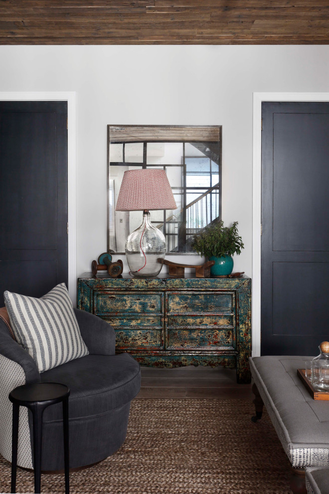 Imagen de sala de estar abierta tradicional renovada de tamaño medio con paredes grises, suelo de madera en tonos medios, suelo marrón y madera