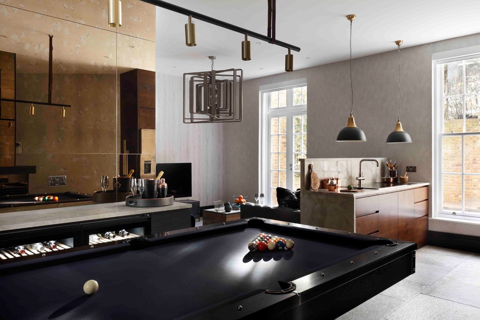 Пример оригинального дизайна: маленькая открытая комната для игр в стиле лофт с серыми стенами, полом из известняка и серым полом без камина, телевизора для на участке и в саду