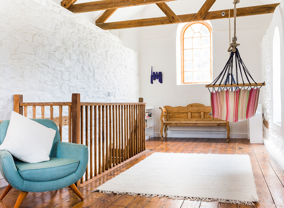 Inspiration pour une salle de séjour chalet avec un mur blanc et un sol en bois brun.