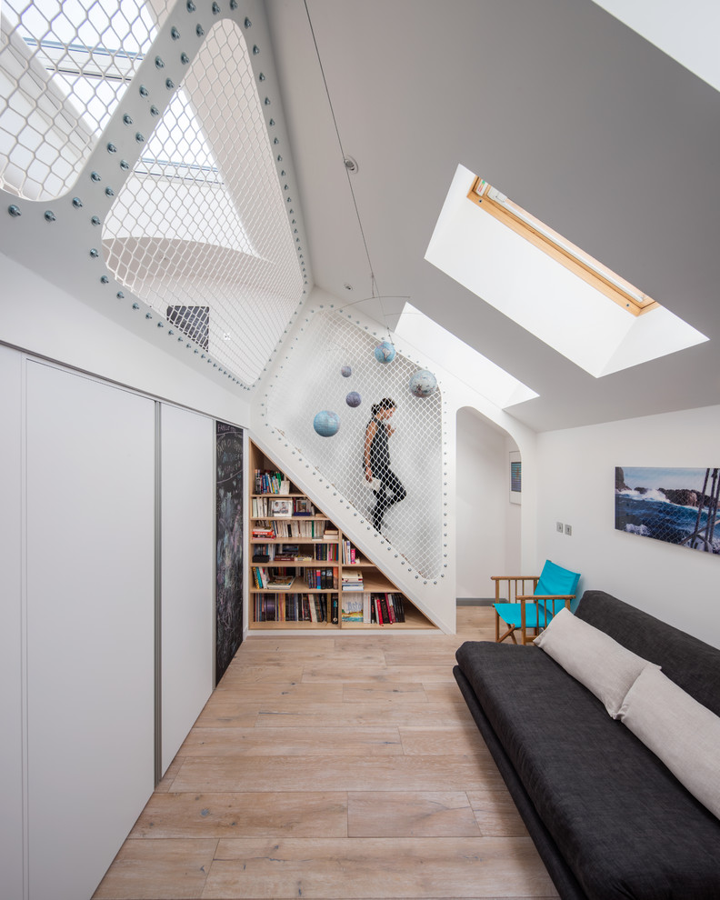 Mittelgroßes, Fernseherloses Modernes Wohnzimmer mit weißer Wandfarbe, hellem Holzboden und beigem Boden in London