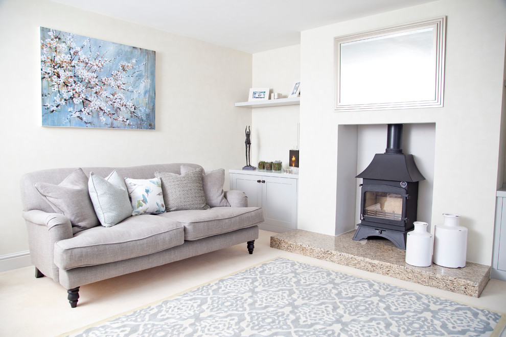 Fernseherloses Klassisches Wohnzimmer mit beiger Wandfarbe und Teppichboden in Essex