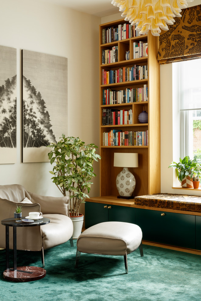 Idee per un soggiorno design aperto con libreria, pareti beige, pavimento in legno massello medio, nessuna TV e pavimento marrone