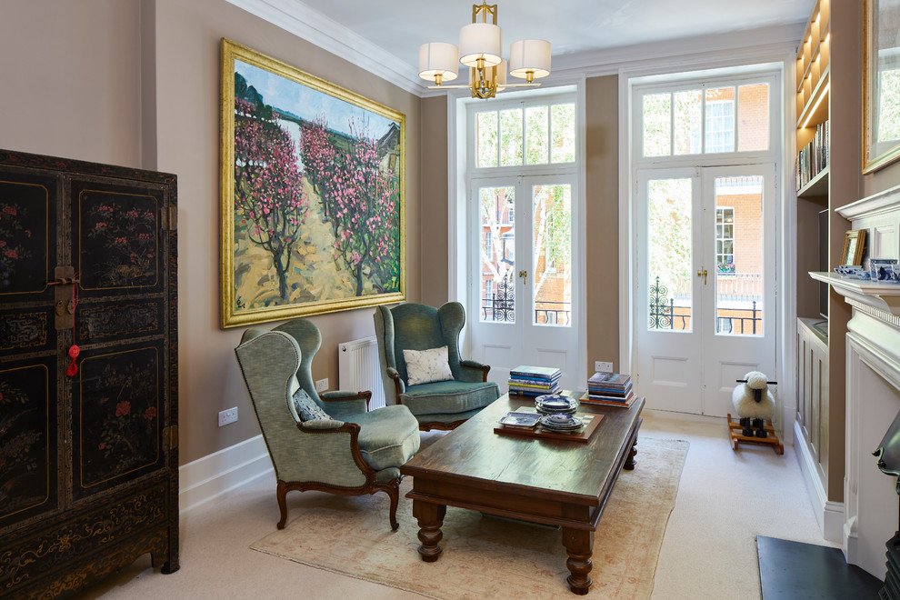 На фото: гостиная комната в классическом стиле с коричневыми стенами и бежевым полом