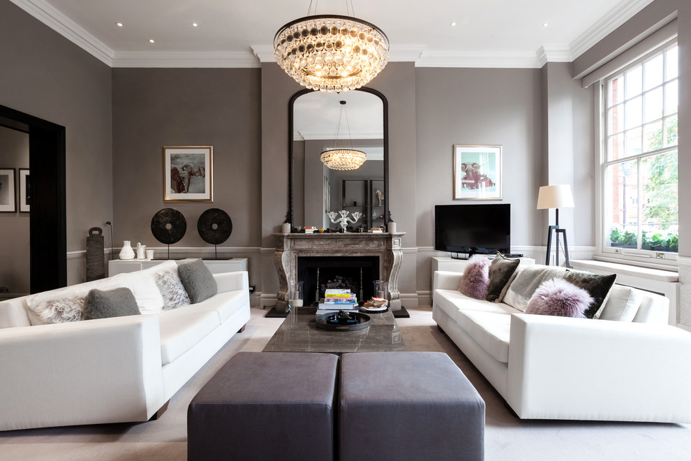Mittelgroßes Klassisches Wohnzimmer mit grauer Wandfarbe, Teppichboden, Kamin, Kaminumrandung aus Stein, freistehendem TV und grauem Boden in London