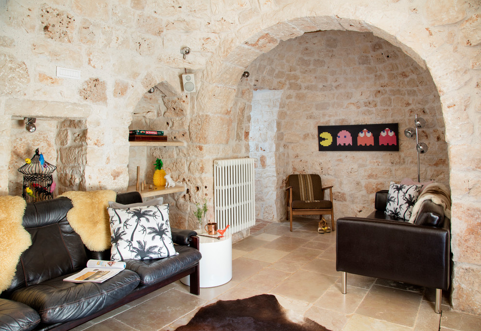 Ispirazione per un soggiorno mediterraneo con pareti beige e pavimento beige