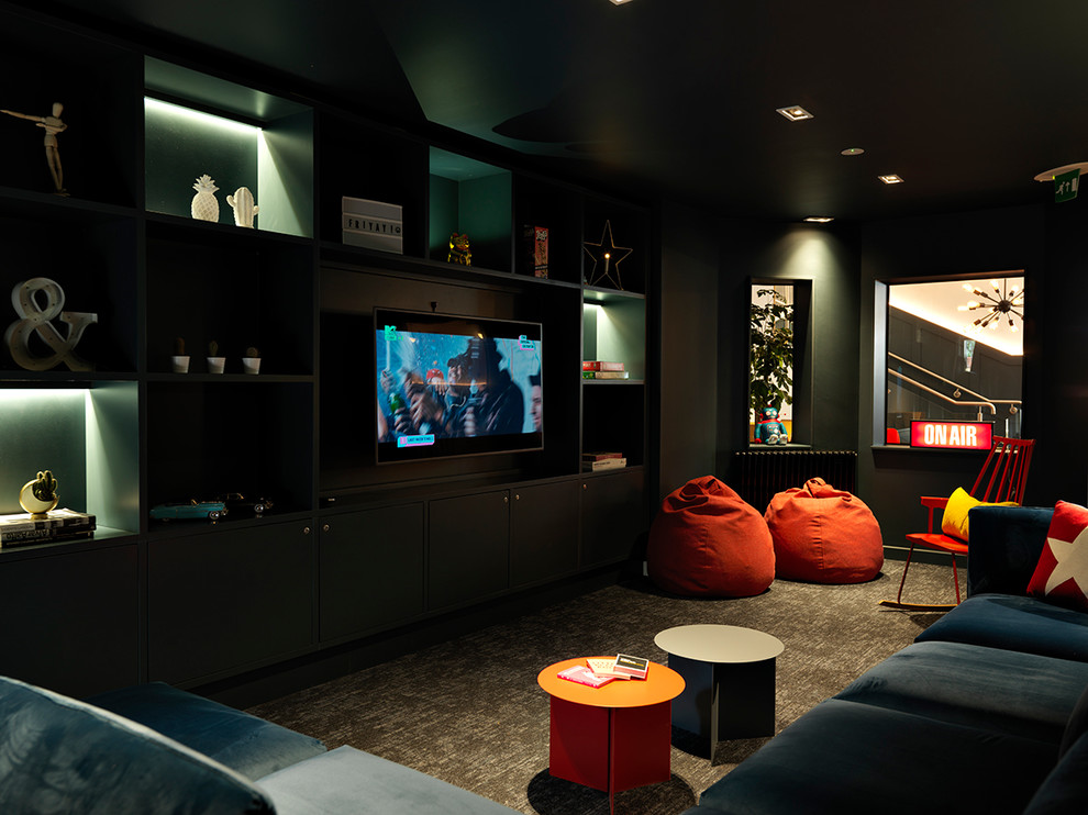 Abgetrenntes Modernes Wohnzimmer mit grüner Wandfarbe, Teppichboden, TV-Wand und grauem Boden in Sonstige