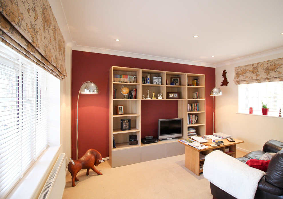 Modelo de sala de juegos en casa bohemia pequeña sin chimenea con paredes rojas, moqueta y televisor independiente