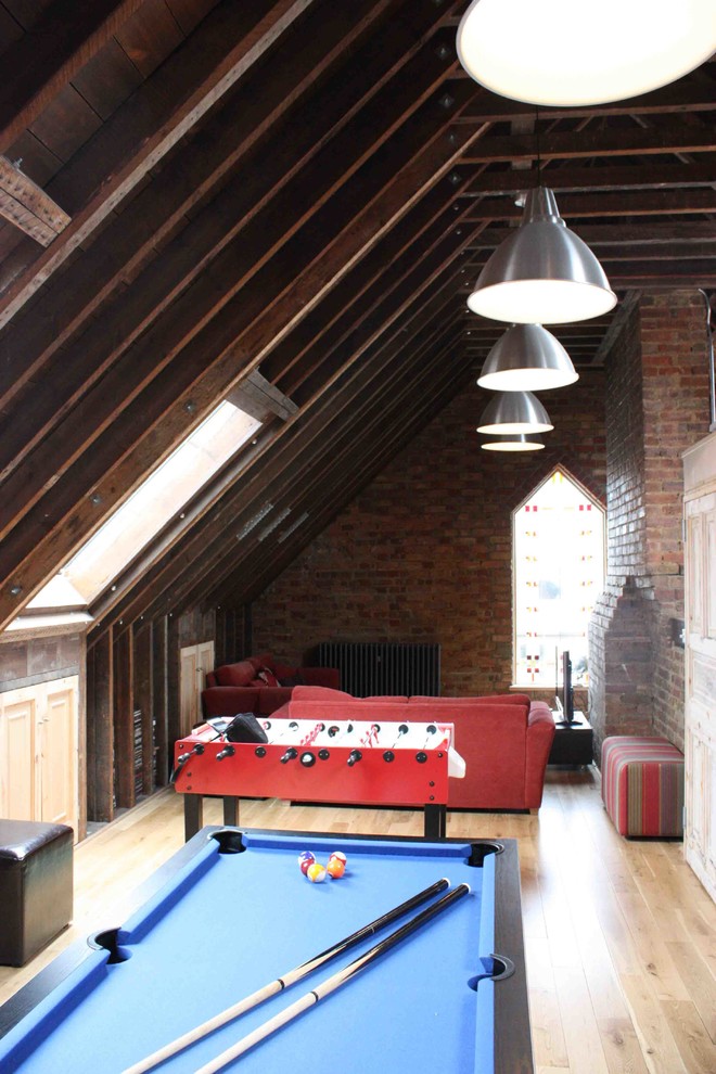 На фото: гостиная комната в стиле лофт с ковром на полу с