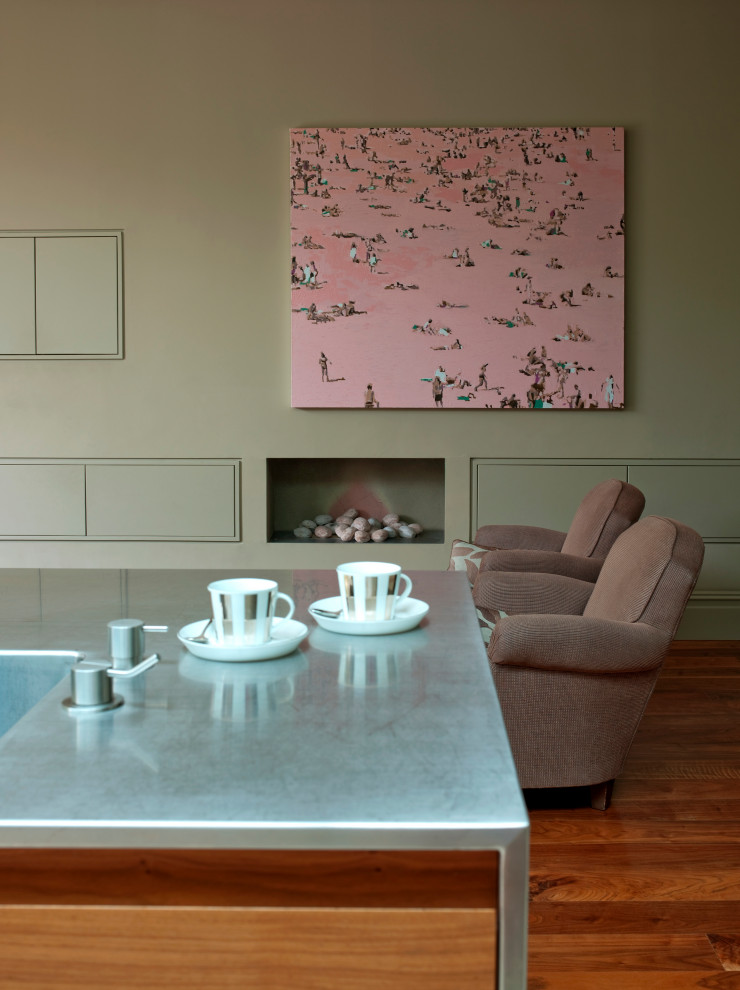 Idee per un soggiorno contemporaneo di medie dimensioni e aperto con pareti beige, pavimento in legno massello medio, TV nascosta e pavimento marrone