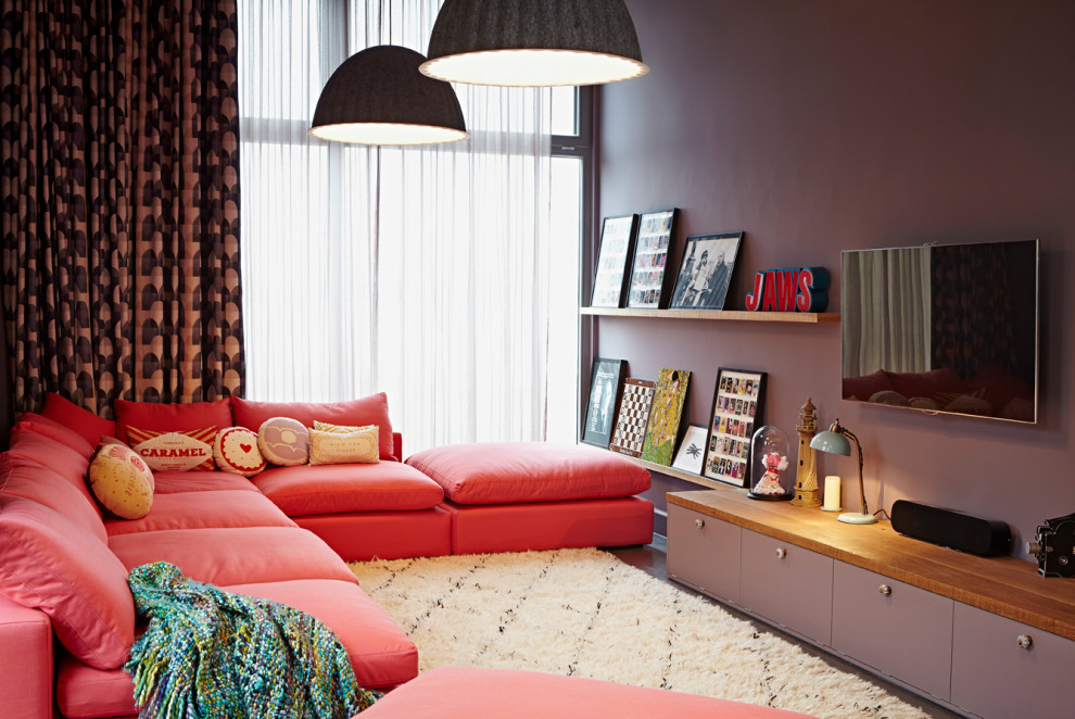 Ispirazione per un soggiorno boho chic di medie dimensioni con pareti viola, pavimento in cemento, TV a parete e pavimento grigio