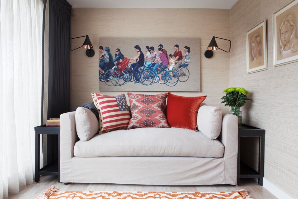 Diseño de sala de estar cerrada clásica renovada con paredes beige y suelo de madera clara
