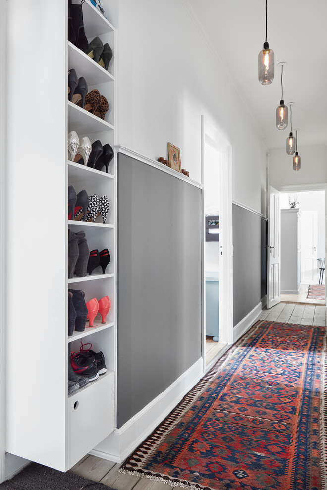 Свежая идея для дизайна: коридор в скандинавском стиле с серыми стенами, светлым паркетным полом и серым полом - отличное фото интерьера