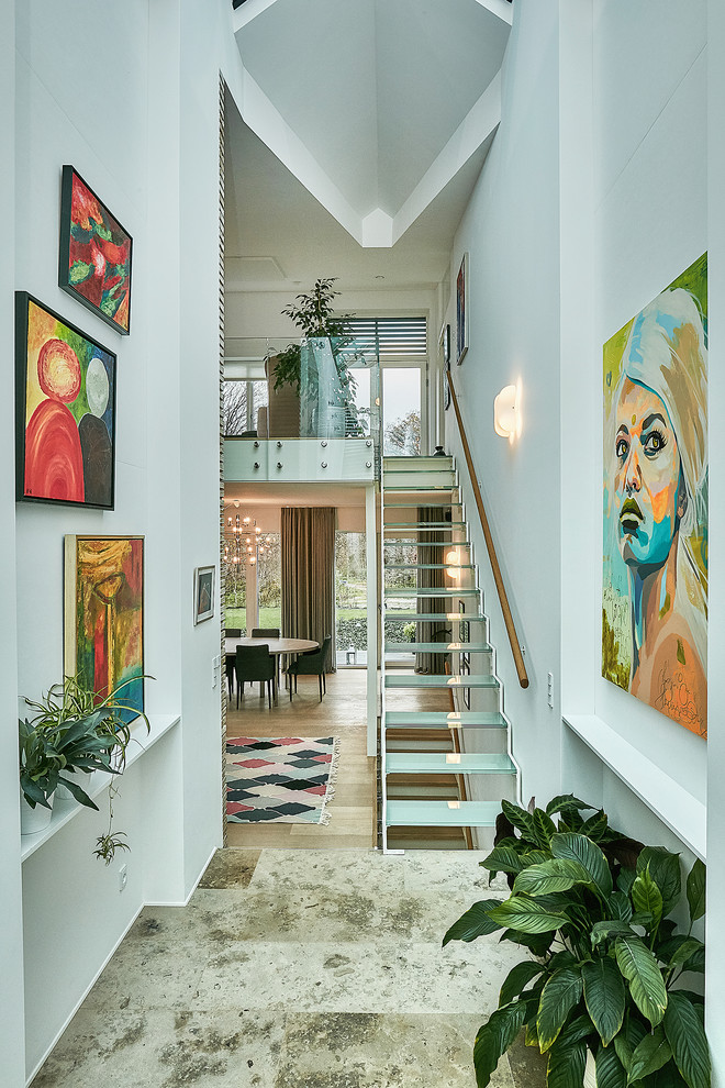 Свежая идея для дизайна: коридор среднего размера в современном стиле с белыми стенами и разноцветным полом - отличное фото интерьера