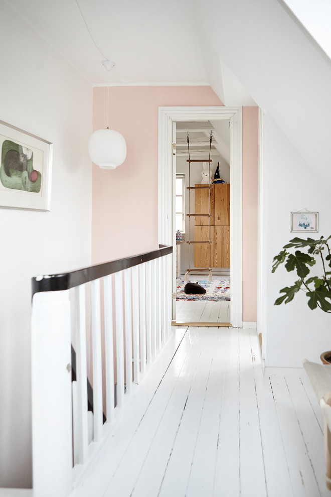 На фото: маленький коридор в скандинавском стиле с розовыми стенами для на участке и в саду с