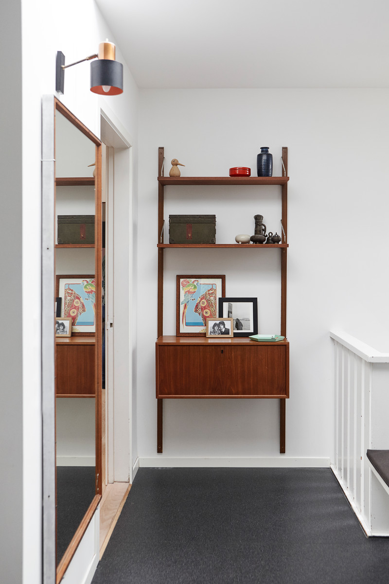 オーフスにある小さなミッドセンチュリースタイルのおしゃれな廊下 (ラミネートの床、黒い床) の写真