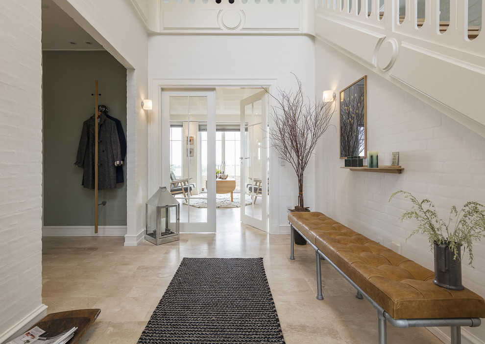 Idée de décoration pour un couloir tradition avec un mur blanc et un sol beige.