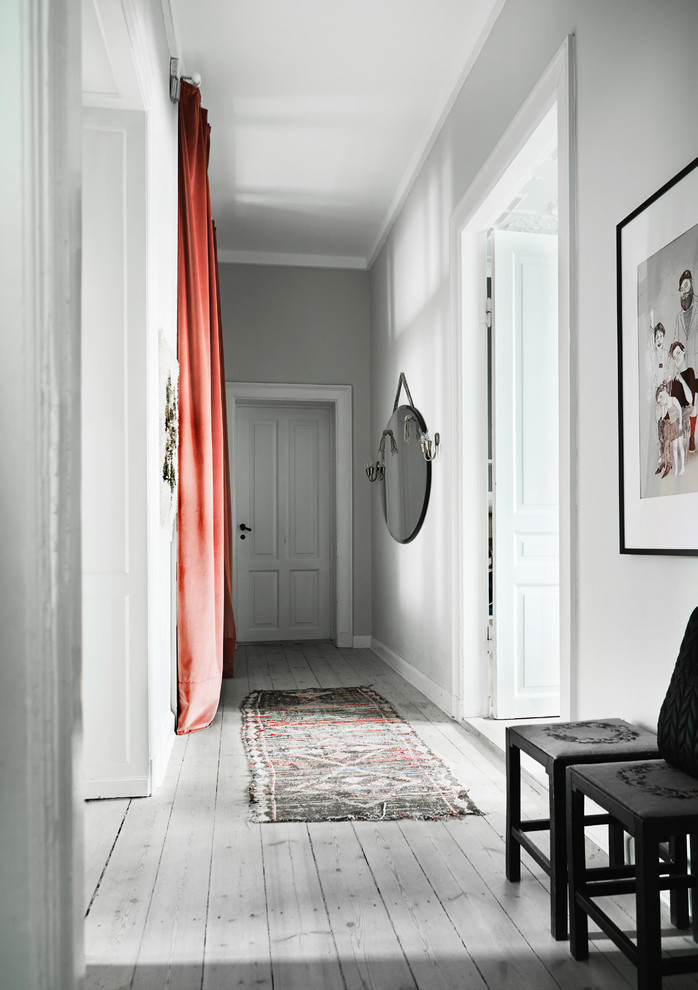 コペンハーゲンにあるお手頃価格の広い北欧スタイルのおしゃれな廊下 (グレーの壁、塗装フローリング) の写真
